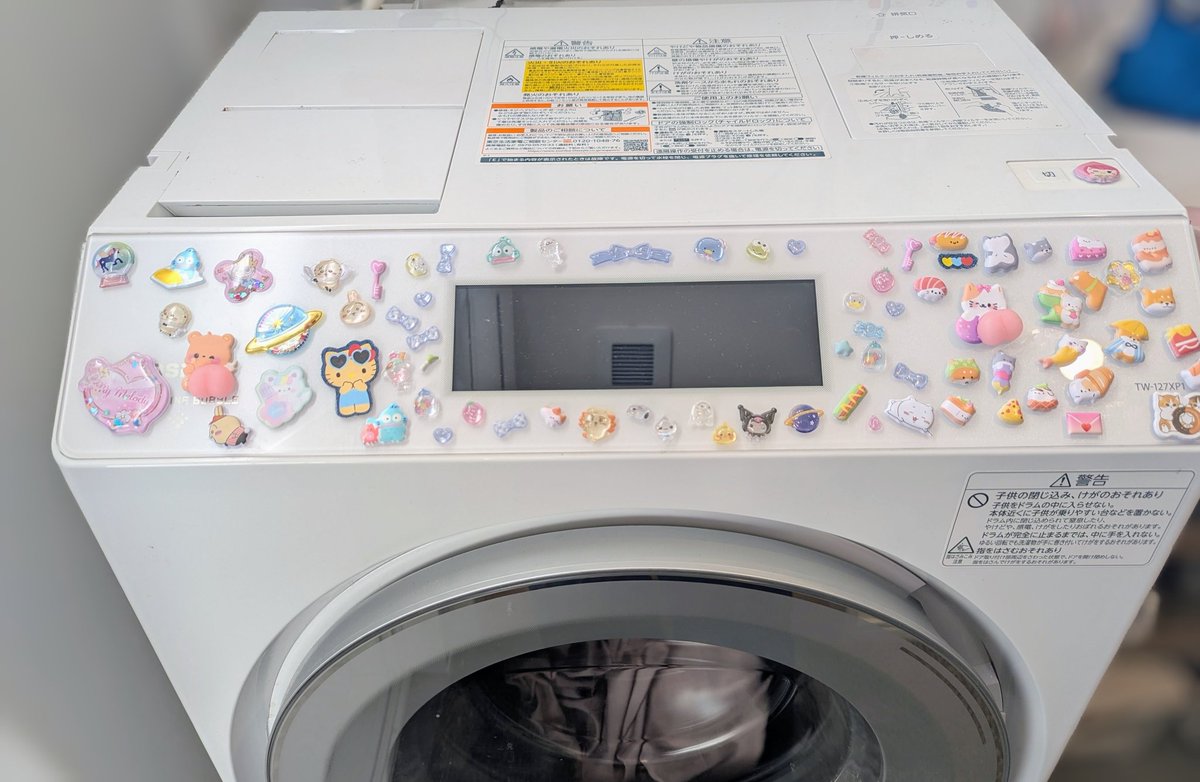 娘に洗濯機を占拠されました。
気づいたらシールだらけ。

でも悔しいことに…めっちゃかわいい。
洗濯するたびテンション上がるので、これはもう実質ライフハック。

 #洗濯機デコ
 #ボンボンドロップシール
 #お尻シール
  #親バカ部
 #かわいいは正義
 #子どものいる暮らし