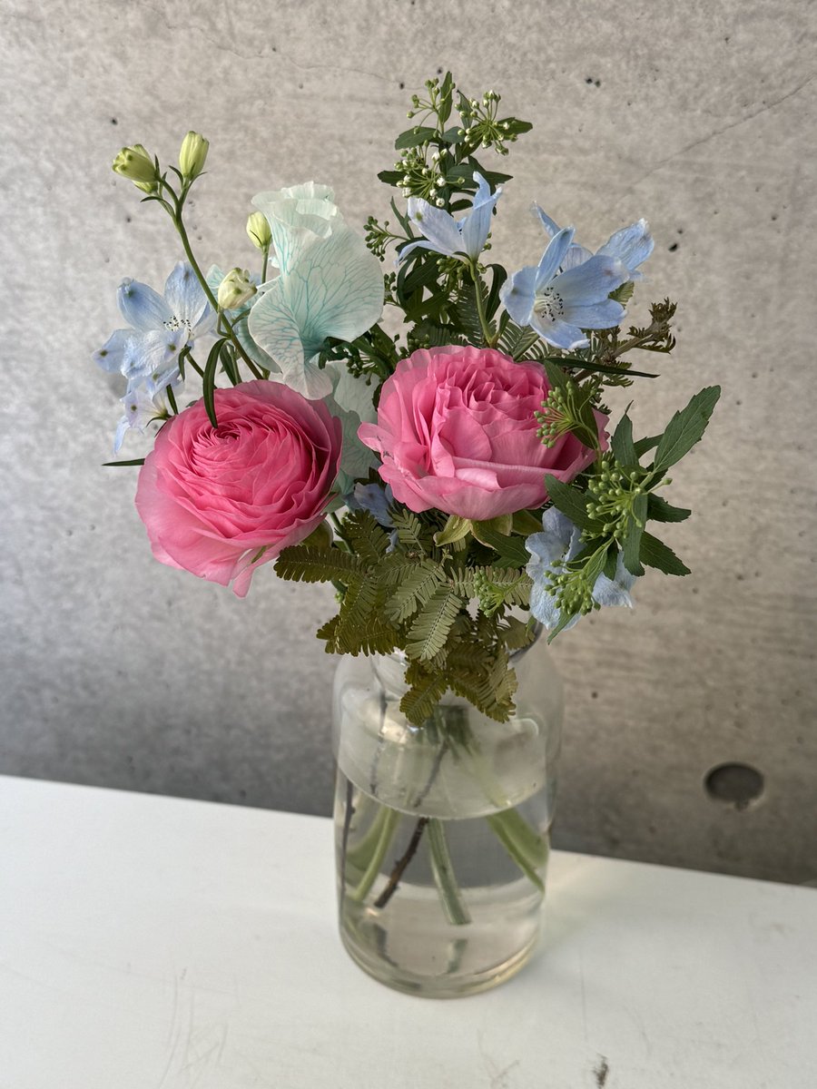 昨夜贈っていただいたBouquet。
どうにかこうにか傷つかないように持ち帰って、一晩水をあげたら生き生きとしてきました。