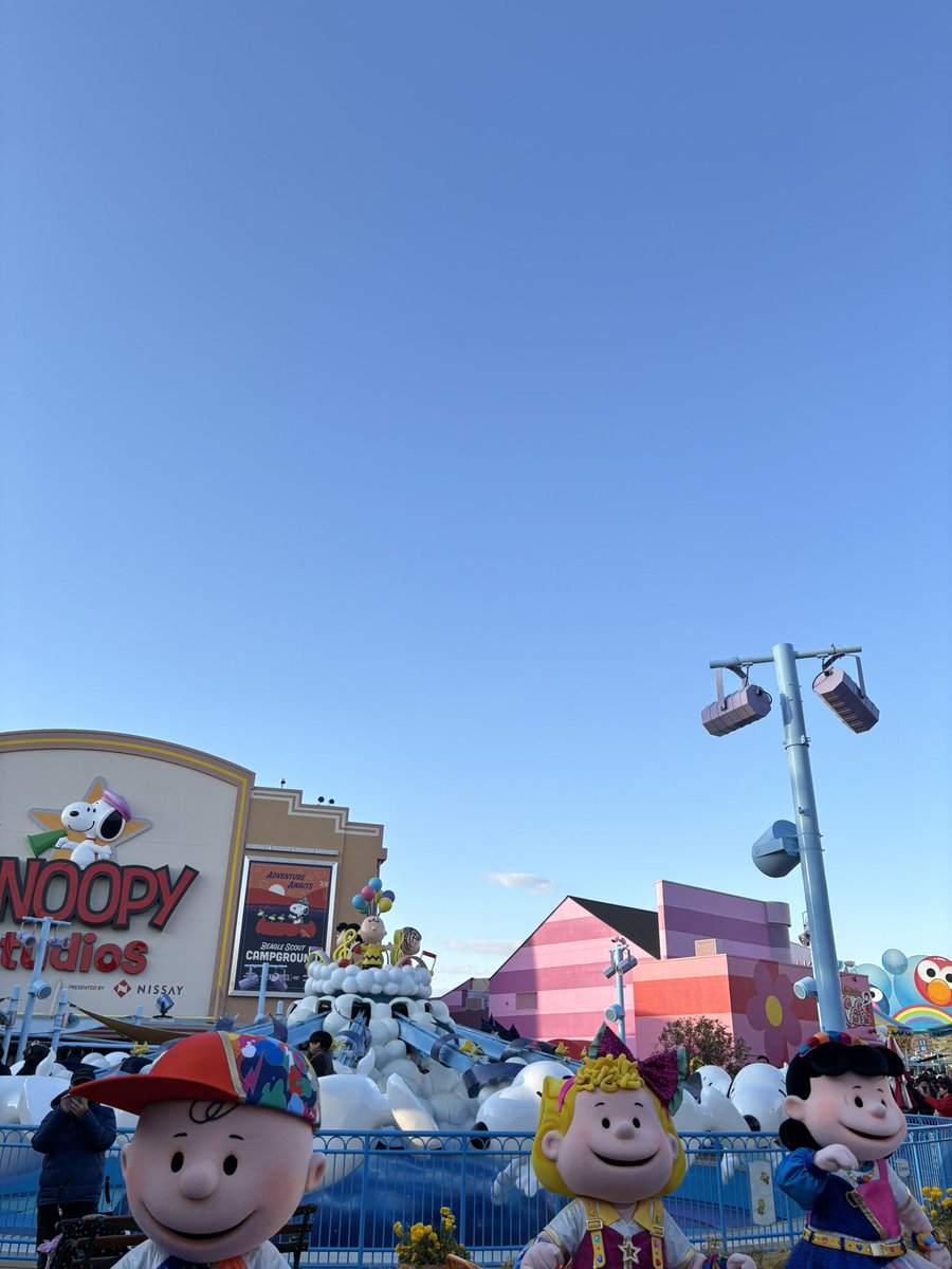 SNOOPY_ST3103's tweet photo. 今週行ってきたユニバ
25周年NO LIMIT! Discover U!!! 
スヌーピーとチャーリーブラウンと
サリーとルーシー
みんなが笑ってた🐾✨

#SNOOPY #PEANUTS https://t.co/1510b5mp8Q