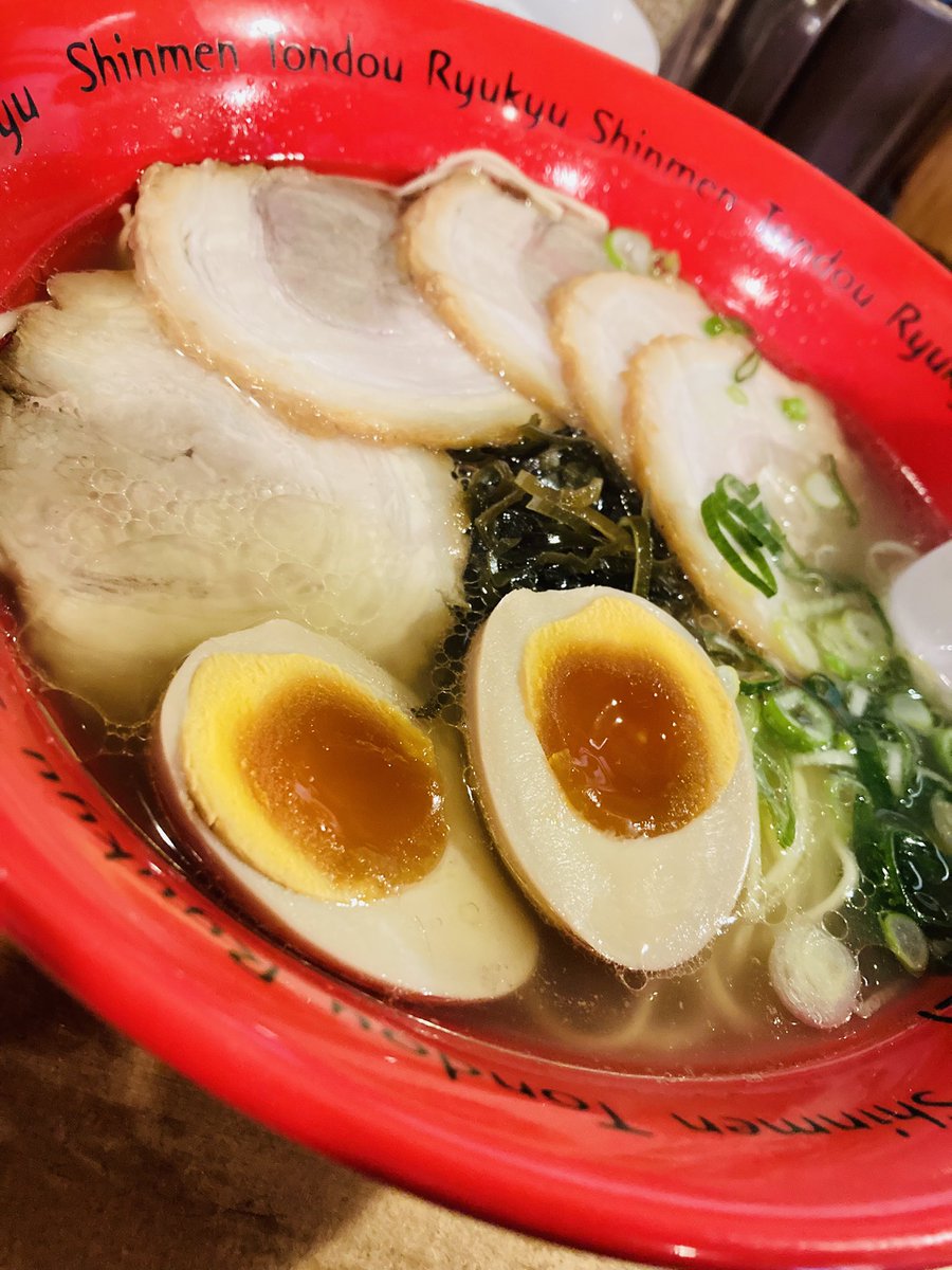 ra_men49's tweet photo. 久しぶりに通堂食べたくなって10年ぶりくらいに行ったけど美味かったー😭この瓶詰めのモヤシ好きー🥰
店長さん？間違って大盛りで作っちゃった！ごめんね！って出してくれたけど、仕事忙しすぎてお昼食べてなかったから本当にありがたかった～😭ご馳走さまです！！🍜 https://t.co/eRvJADIvHb