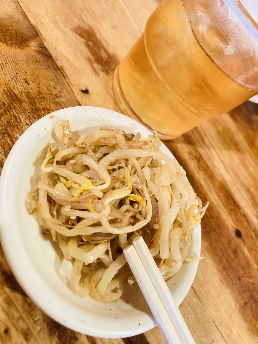 ra_men49's tweet photo. 久しぶりに通堂食べたくなって10年ぶりくらいに行ったけど美味かったー😭この瓶詰めのモヤシ好きー🥰
店長さん？間違って大盛りで作っちゃった！ごめんね！って出してくれたけど、仕事忙しすぎてお昼食べてなかったから本当にありがたかった～😭ご馳走さまです！！🍜 https://t.co/eRvJADIvHb