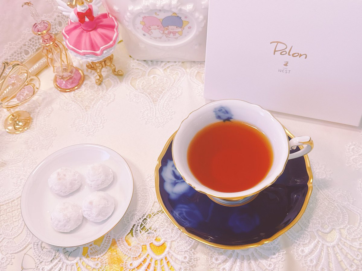 みなさまおはようございます🌞
本日のモーニングティータイムです🫖

紅茶はハイグローヴのプリンスオブウェールズ
おやつは銀座ウエストのホワイトポロン🤍
ホワイトデーなのでホワイトローズのカップ、ホワイトポロンの組み合わせで気分を上げます💝
#茶好連　#木漏れ日のお茶会　#雫のティータイム