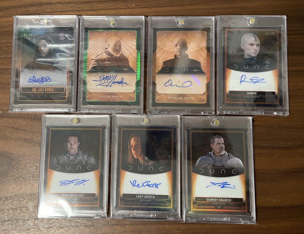 KRyosuke0801's tweet photo. 2024 TOPPS Dune Chromeのオートたち。
Duneは映画としてもすごく好きで、好きな俳優、女優が結構出てるのでかなり好きなプロダクト。
メインどころのファガーソン、そしてモモアとブローリンが揃っちゃうと流石に(セールとは言え)追加でBOX買うのはなぁ。。 https://t.co/vdAXSOsH18