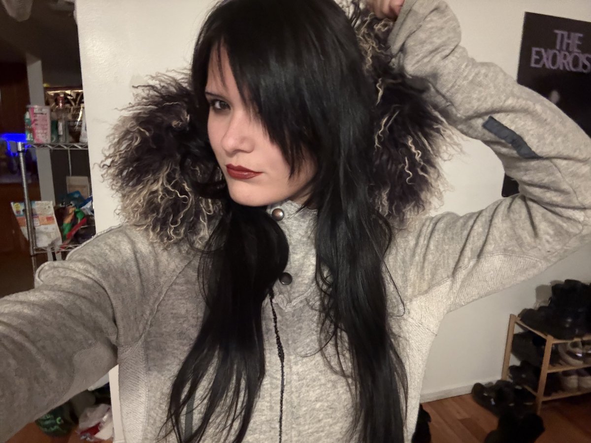 it’s friday. what can an emo girl do to get a like? 🖤