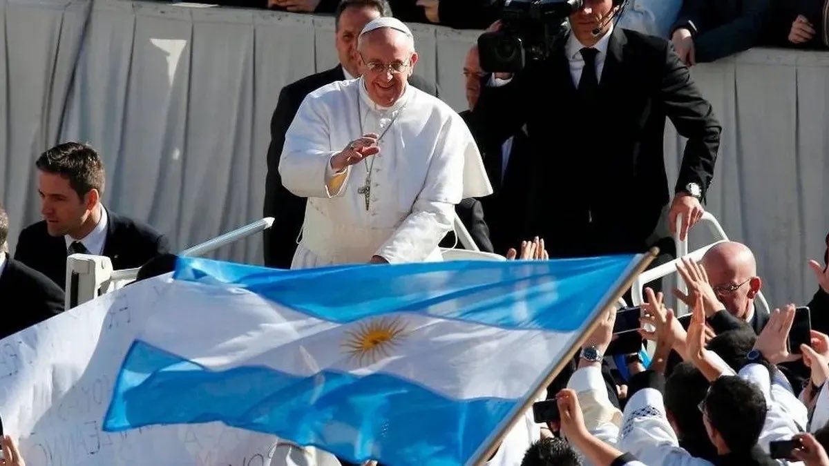 13 de marzo de 2013.  
Un día que quedó en la historia: un argentino se convertía en Papa.

Hoy se cumplen 13 años del pontificado de Francisco, un líder espiritual que llevó un mensaje de humildad, paz y fraternidad al mundo. 🇦🇷
