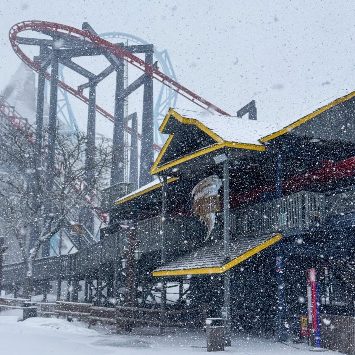 WonderlandNews's tweet photo. #SecondWinter has entered the chat. βοΈ
#MarchSnow #OntarioWeather #CanadasWonderland #SpringInCanada https://t.co/lRbKi5wFAU