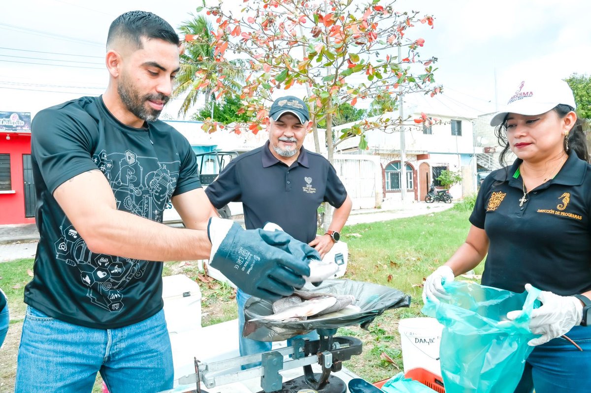 difcampeche's tweet photo. En Leovigildo Gómez, Jardines y Chiná compartimos un buen momento con las familias en esta #CuaresmaDeTodos.
Entregamos 2,660 kg de pescado, 2,835 kg de frutas y verduras, 300 plantas de ornato y frutales; y 382 lentes pregraduados, todo, de manera gratuita. https://t.co/9bBV0CNDew