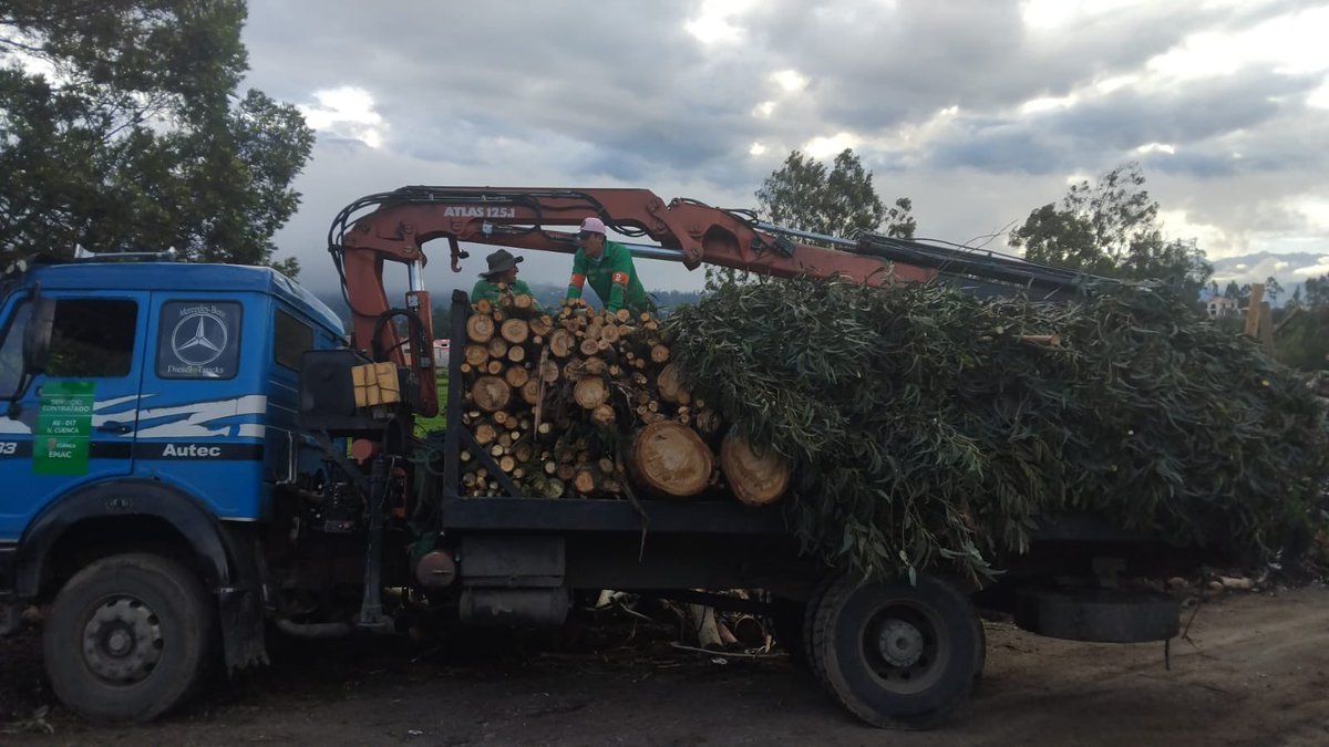 czamoramatute's tweet photo. Informe sobre árboles 🌳por las inundaciones 

➡️5 zonas de riesgo de caida de árboles:

1. Sector Escuela Pasos que la más afectada con 60 árboles en riesgo de caída. 20 han caído o han sido ya retirados.

2. Sector Heladería Montebianco: 30 árboles en riesgo, ee ellos 20 ya han sido retirados/talados.

3. Sector 3 puentes: Talados 40 árboles y se han caído 20.  Al menos nos falta talar unos 22 árboles más.

4. Sector el Parque del Ferrocarril en esa orilla menos árboles caídos pero en riesgo potencialmente 15 árboles.

5. Sector Parque el Paraíso en revisión constante ( talamos ya 60 árboles frente al Wayra Plaza) y con el cierre del parque se continúa en inspección el fin de semana 

➡️NO acercarse a ningún parque aledaño a la marginal del río Yanuncay🚨🚨🚨

Gracias al inmenso trabajo de las cuadrillas de la EMAC