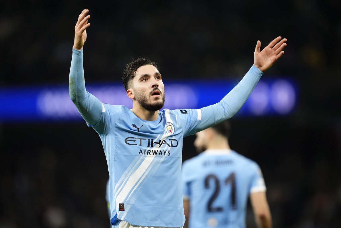 🚨 Rayan Cherki 🇫🇷 : « 𝗝’𝗔𝗜 𝗨𝗡 𝗢𝗕𝗝𝗘𝗖𝗧𝗜𝗙, 𝗔𝗜𝗗𝗘𝗥 𝗔̀ 𝗥𝗘𝗠𝗘𝗧𝗧𝗥𝗘 𝗟𝗘 𝗙𝗢𝗢𝗧 𝗔̀ 𝗟’𝗔𝗡𝗖𝗜𝗘𝗡𝗡𝗘 𝗔̀ 𝗟𝗔 𝗠𝗢𝗗𝗘. 😁⚽️ 

Pour moi, les années 2000, jusqu'à 2014-2016. Ensuite, c'est parti en...

Un jour, j'espère y arriver. Aujourd'hui, 𝗺𝗼𝗻