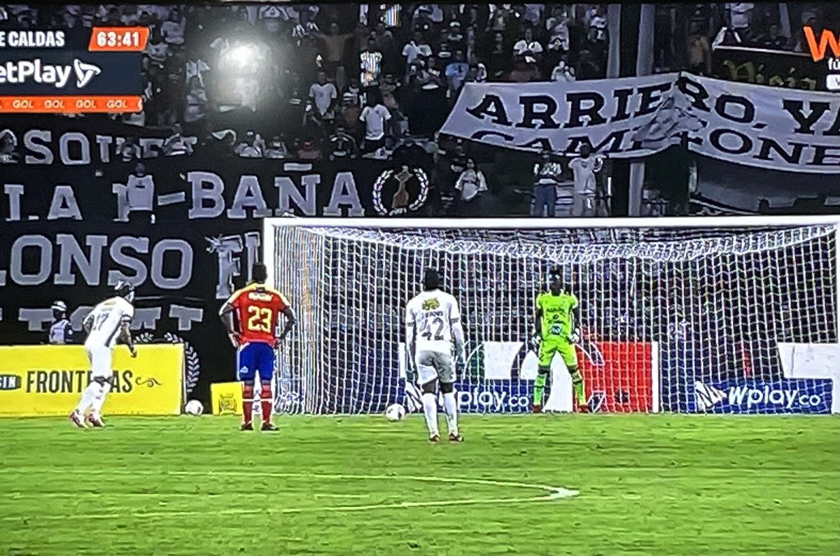 FranciscoHenao's tweet photo. Dayro anotó y después fue a celebrar con los muchachos de Holocausto q desplegaron una pancarta que decía: “Arriero, ya no más, campeones o nada”. Estos pelaos están convencidos de q tienen al Bayern Múnich o al Real. https://t.co/oz2Y7R7Uai