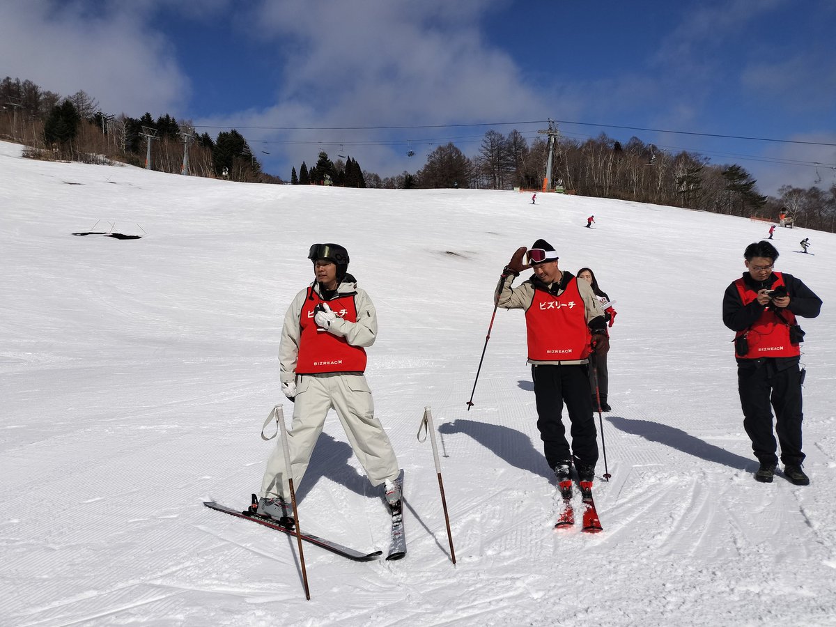 coolant_23's tweet photo. ビズリーチ、save the snowイベント始まりました☺️
天気良くて最高です🫠
オリンピアンの皆川賢太郎さん、佐々木明さんがスペシャル講師です。
教わるのは主に子どもたちですが☺️
#savethesnow https://t.co/5fPGTD5QGn