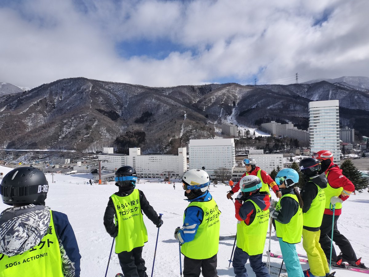 coolant_23's tweet photo. ビズリーチ、save the snowイベント始まりました☺️
天気良くて最高です🫠
オリンピアンの皆川賢太郎さん、佐々木明さんがスペシャル講師です。
教わるのは主に子どもたちですが☺️
#savethesnow https://t.co/5fPGTD5QGn