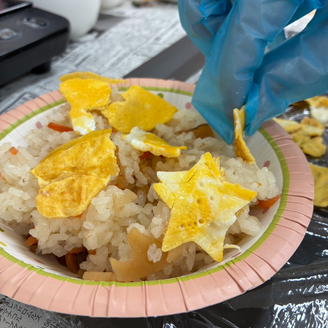kizuna_hd's tweet photo. #紡安城天草 で「ひなまつりクッキング」を行いました。

ちらし寿司・ほうれん草のおひたし・お吸い物・デザートを、利用者の皆さんと一緒に手作り。
卵焼きや酢飯づくりなど工程ごとに役割を分担し、1から調理しました。
作る楽しさと食べる楽しさ、春の季節を感じるひとときになりました😊 https://t.co/BXfIICDctO