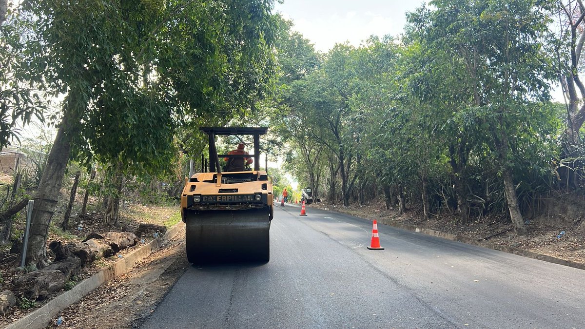 Nuestros equipos trabajan en la rehabilitación de la carretera que conduce hacia San Rafael, en Chalatenango.