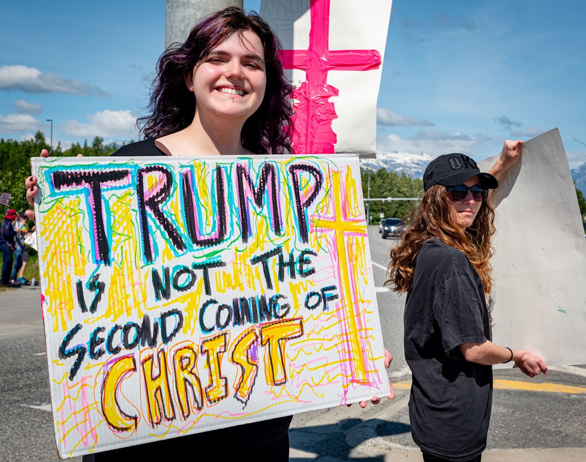 Happy Friday, as the week comes to an end, so does code MIDWEEK for 20% off.

Use it before midnight.

Today’s art: “Challenging the Trump Cult with Activist Art”

buff.ly/27p4qGR 

#activistart #blueskyart #photography #politics #protest #activism #boesegalleries