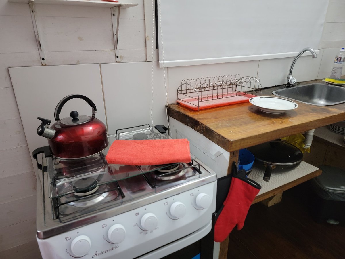 El otro día fue a mi trabajo un señor y me marcó que mis lentes, mi teléfono, mi botella de agua y el almohadón que uso en mi silla, son rojos. También mis uñas, mis labios (y pensando) varias cosas en mi casa. Hoy llego al monoambiente de Punta del Diablo y