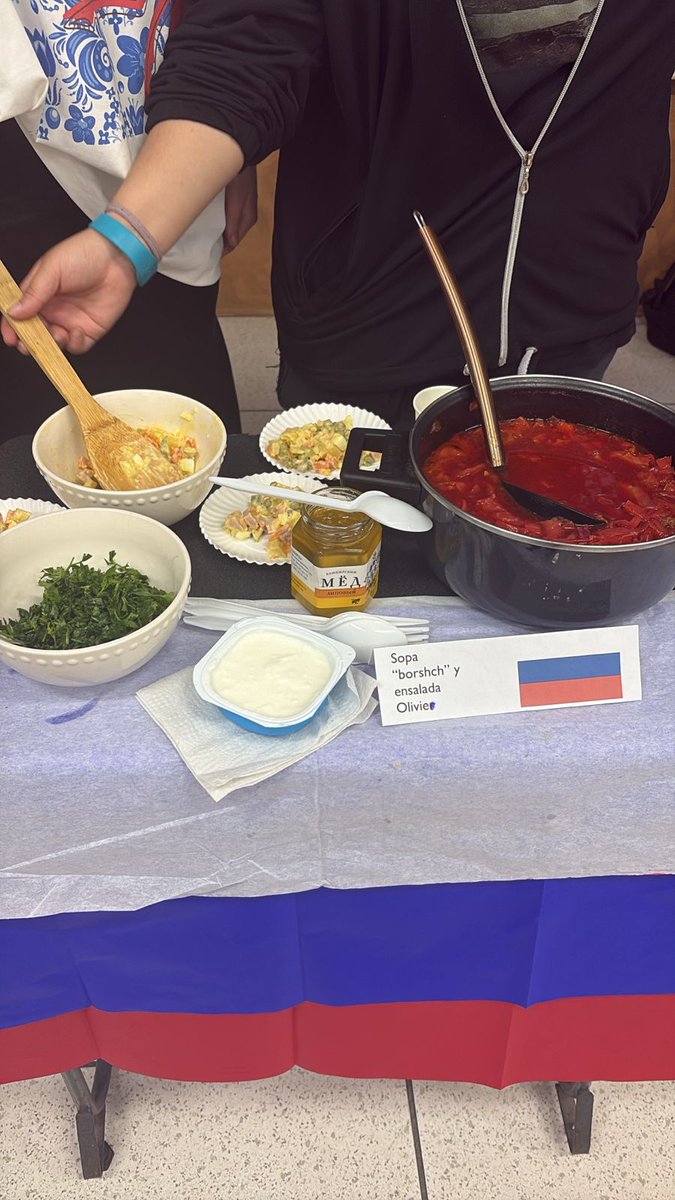 a_estudiantiluv's tweet photo. ¡Estamos en el Concurso y Muestra Gastronómica Primavera 2026 en la @eee_uv ! @Movilidad_UV 
Nos visitan de Tailandia, Argentina, Rusia, Colombia y de diferentes regiones de México. Esta muestra gastronómica permite celebrar cultura y variedad de platillos típicos de cada región. https://t.co/fxug5sj7AS