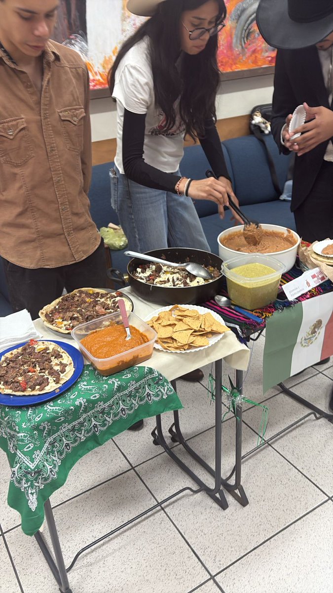 a_estudiantiluv's tweet photo. ¡Estamos en el Concurso y Muestra Gastronómica Primavera 2026 en la @eee_uv ! @Movilidad_UV 
Nos visitan de Tailandia, Argentina, Rusia, Colombia y de diferentes regiones de México. Esta muestra gastronómica permite celebrar cultura y variedad de platillos típicos de cada región. https://t.co/fxug5sj7AS