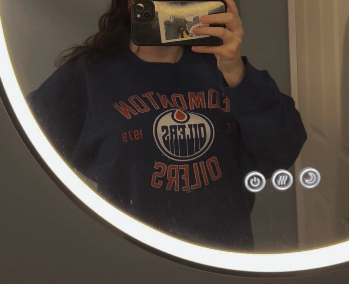 mcdrailover's tweet image. hiii #hockeytwt !! 
i'm shelb and i'm new to hockey twt, and i'm looking for friends!
❤︎ my pronouns are she/her
❤︎ #letsgooilers always 💙🧡
❤︎ sharks fan too #thefutureisteal
❤︎ just turned 25 yesterday
❤︎ canadian!