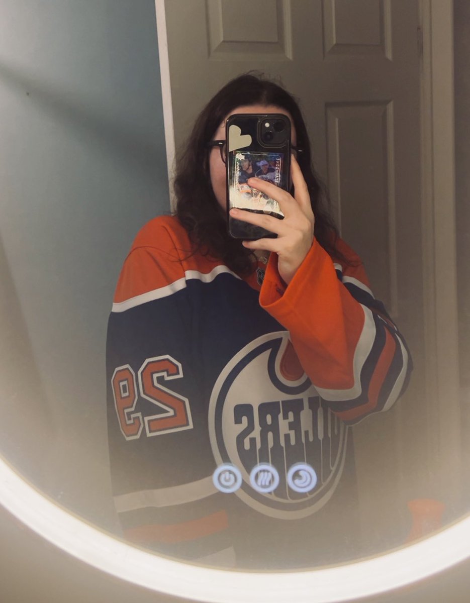 mcdrailover's tweet image. hiii #hockeytwt !! 
i'm shelb and i'm new to hockey twt, and i'm looking for friends!
❤︎ my pronouns are she/her
❤︎ #letsgooilers always 💙🧡
❤︎ sharks fan too #thefutureisteal
❤︎ just turned 25 yesterday
❤︎ canadian!