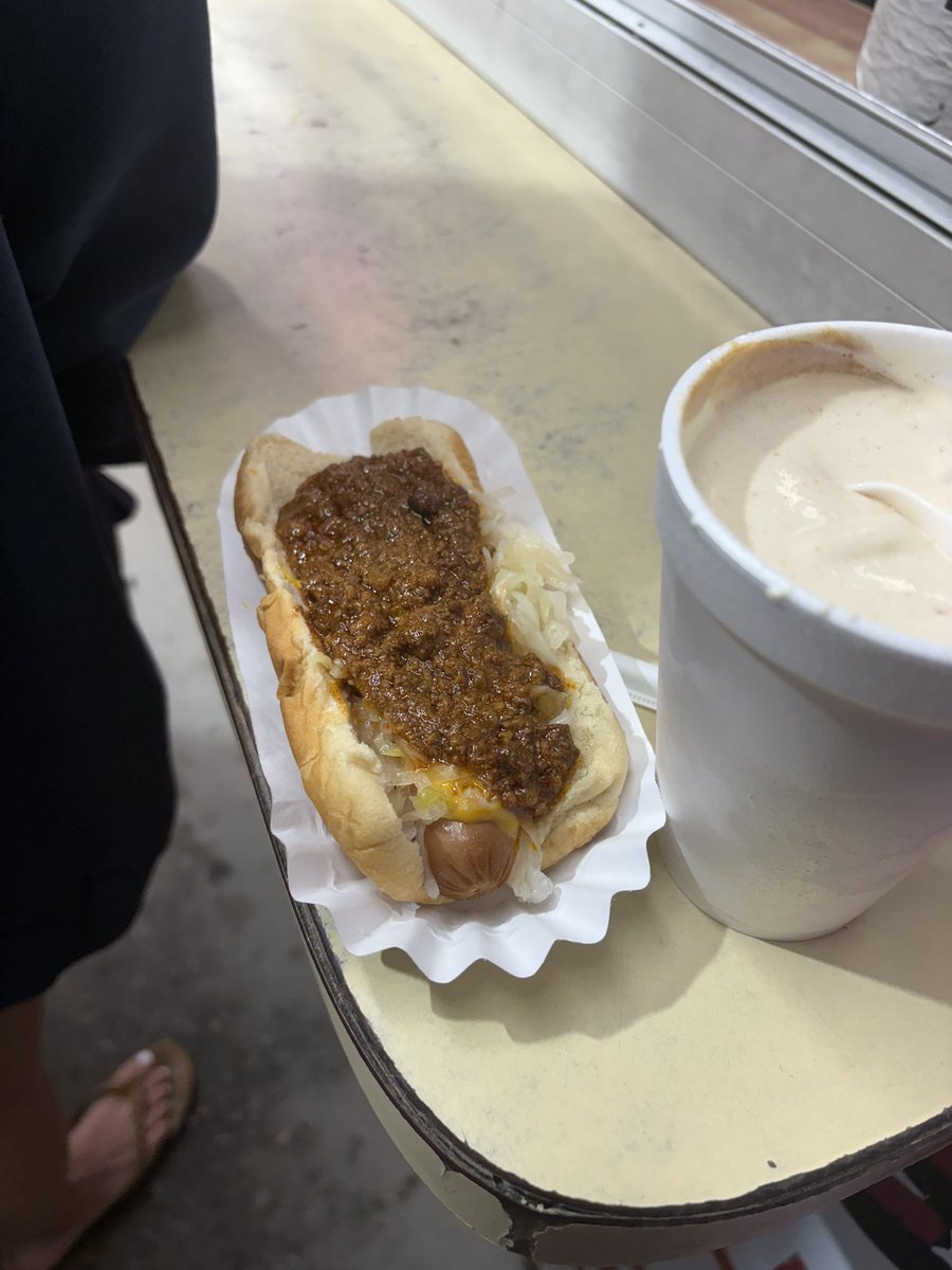 ScotchWhitey's tweet photo. Anotha one #chilidog https://t.co/BPLbdBopXc