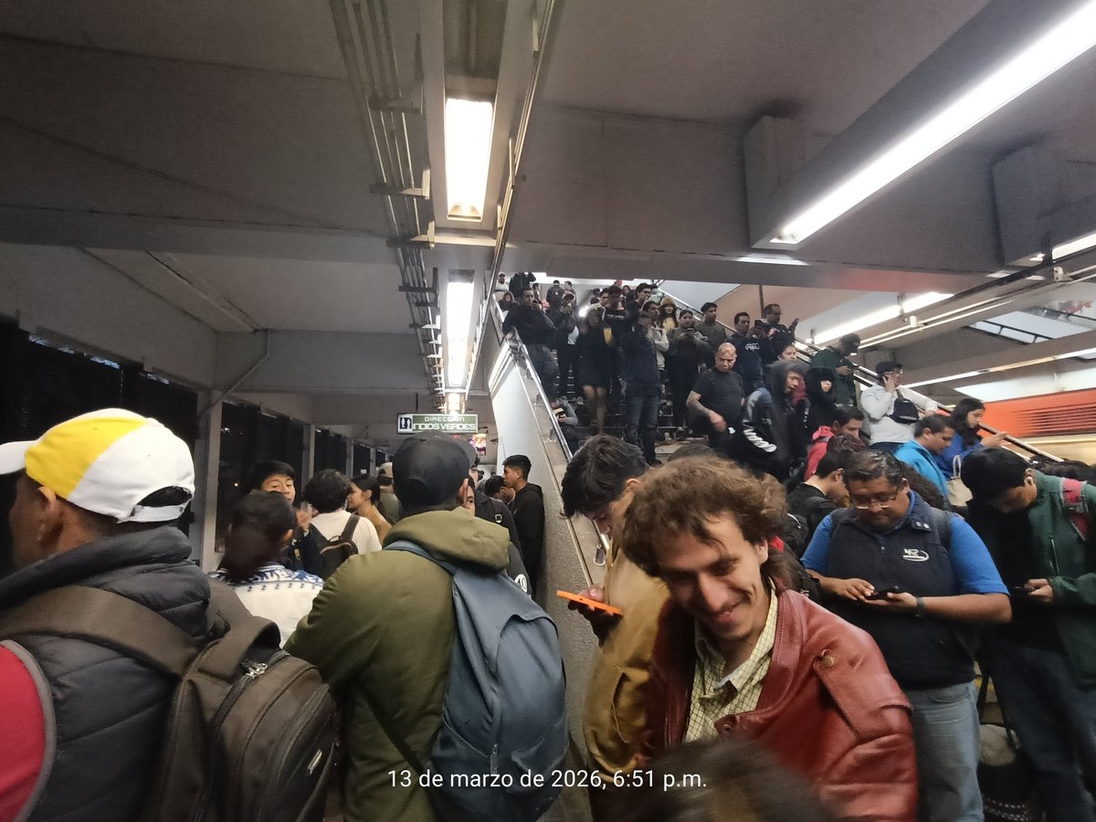 choco030912's tweet photo. Para variar, y encima no tienen la decencia de avisarle a uno los tiempos de retraso ni nada @MetroCDMX Estación CU https://t.co/o8sjIxH65W