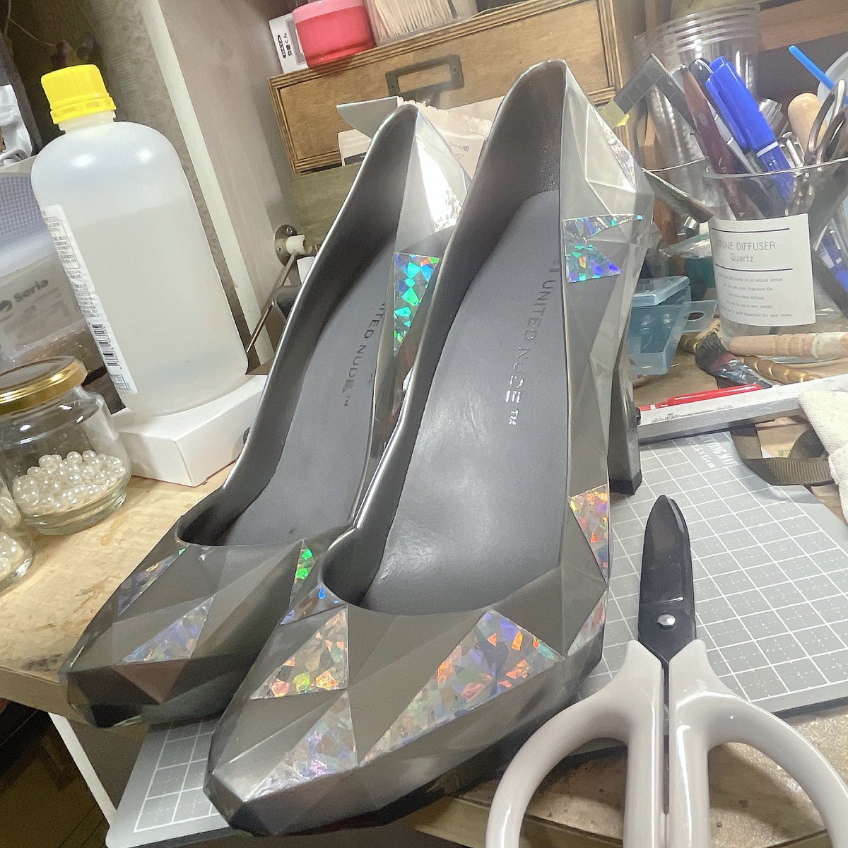 shiba_made's tweet photo. 見えるか分からんのに靴を手貼りでキラキラにしたぜ！ https://t.co/7bs7eaU6gx
