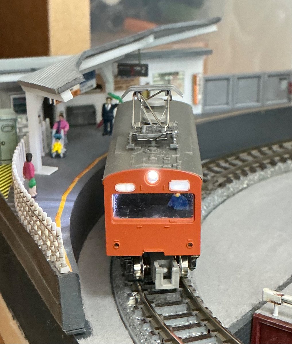tarobetamisuke's tweet photo. Bトレサイズ101系
乗務員のせて
室内灯の灯りをナイロンワイヤーでヘッドライトに伝導
#鉄道模型　#Bトレ https://t.co/d4mb6e99UD