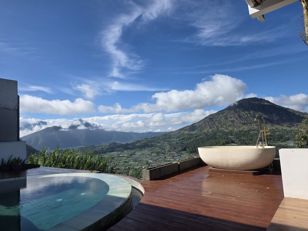 madewindu8's tweet photo. Pernah berada di kedua puncaknya, puncak abang dan puncak batur 🤩 https://t.co/VQmgAXTBIn