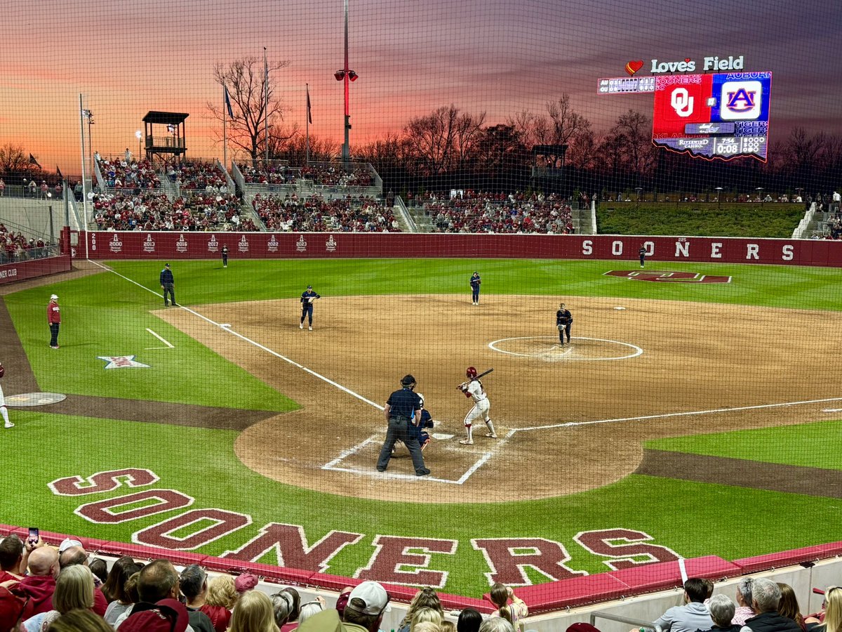 DevinNewsom's tweet photo. What a show we’re getting 🌅🥎

#oklahomasunsets 🫶🏼 https://t.co/jerWfkfgh7