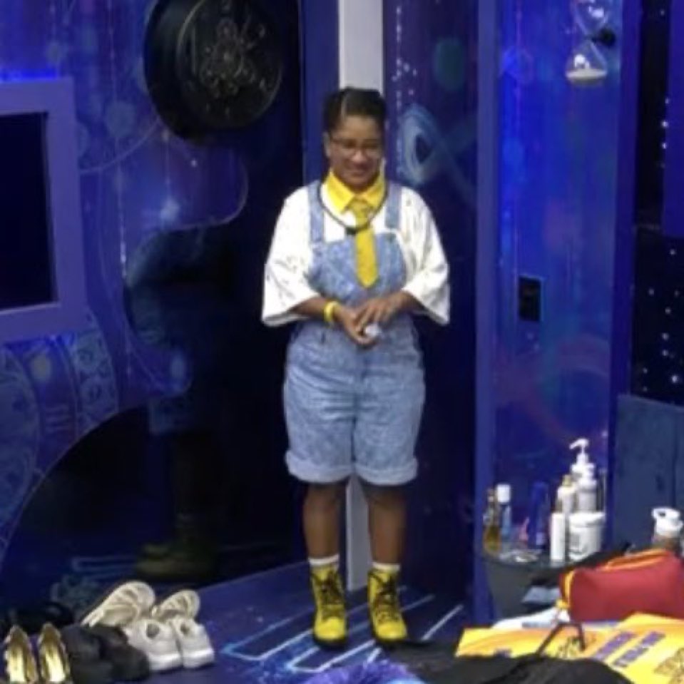 ela cogitando até trocar de look com a ana. MINHA PEQUENININHA PRECIOSA. 🥹🤏🏻