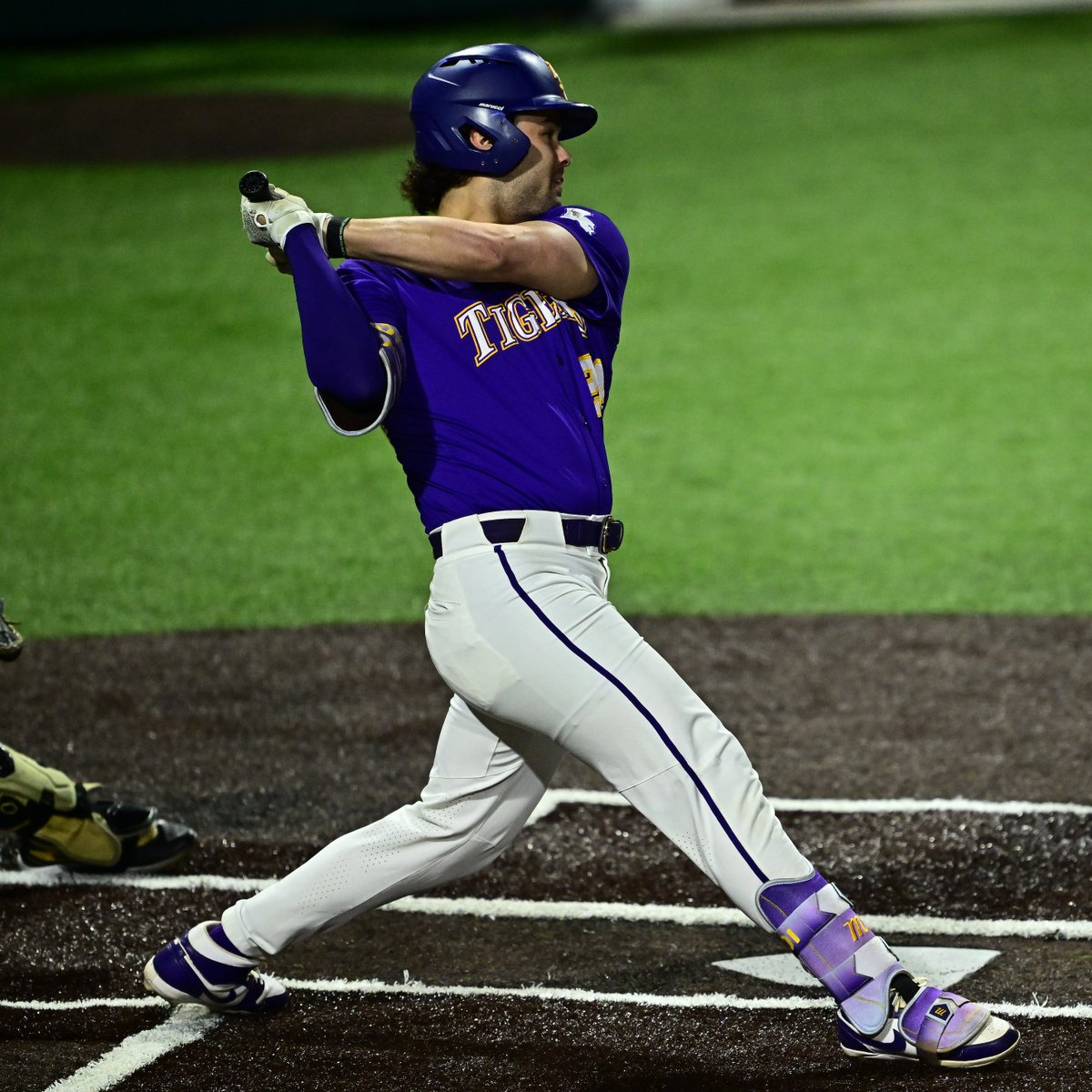 SETH DARDAR WITH THE BASES CLEARING DOUBLE 

LSU - 7 
VU - 10