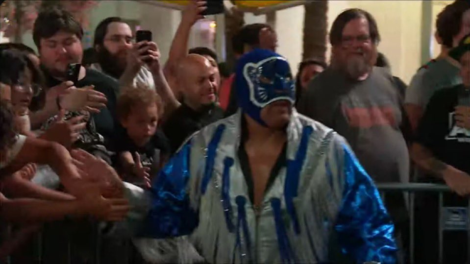 AEWExtensive's tweet photo. في عرض #ACTIONDean الثاني بالتعاون مع AEW حدثت حادثة انطفئت بها الإضاءة وعندما كان براين دانيلسون خلف الكواليس, طلب الجميع بأن يتوقفوا  وكان سيعود الى الحلبة ويصارع بلو بانثر في "نزال دارك" !!

توقف براين عن التجهيز للنزال عندما عادت الإضائة للقاعة.

[@IWNArabic] https://t.co/gOoSstOtGI