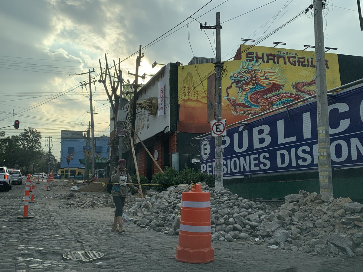Lo dicho, están destruyendo el patrimonio histórico y el paisaje cultural de los mexicanos en San Ángel. La Ciudad de México ya parece zona de desastre por todos lados ¿en manos de quién estamos? #cdmx