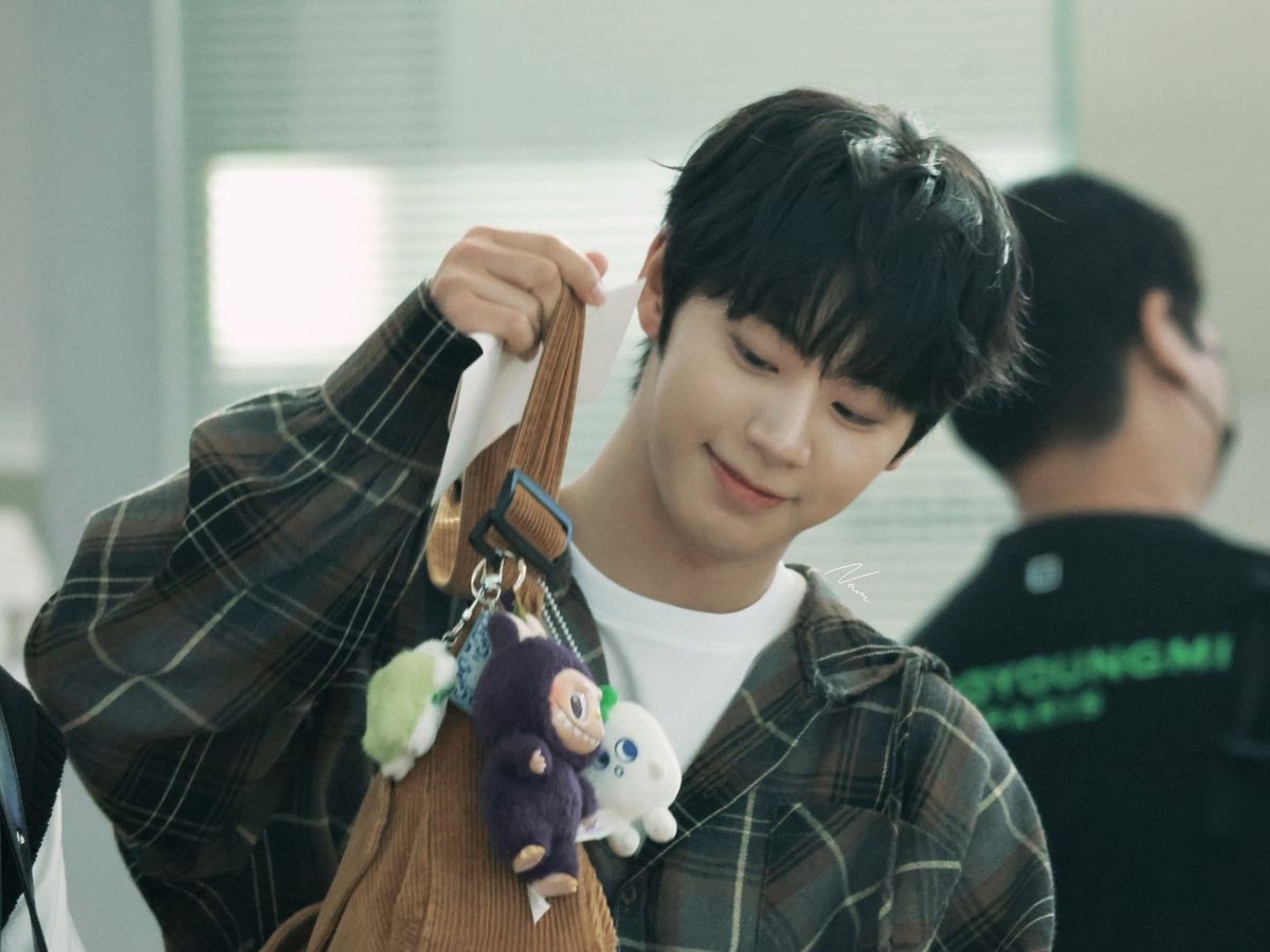 qiqifoha's tweet photo. ೯⠀⁺  ✏️⠀ 𖥻 fic prompt ⠀ᰋ 
#prettyz x jeongwoo au 
#aiwoo / #woowoongz / #seojay 

in which jeongwoo is a transfer student who’s caught the attention of prettyz, the hottest throuple on campus.. and they all have a bet on who can reel him in first. https://t.co/mbF9hJQg9a