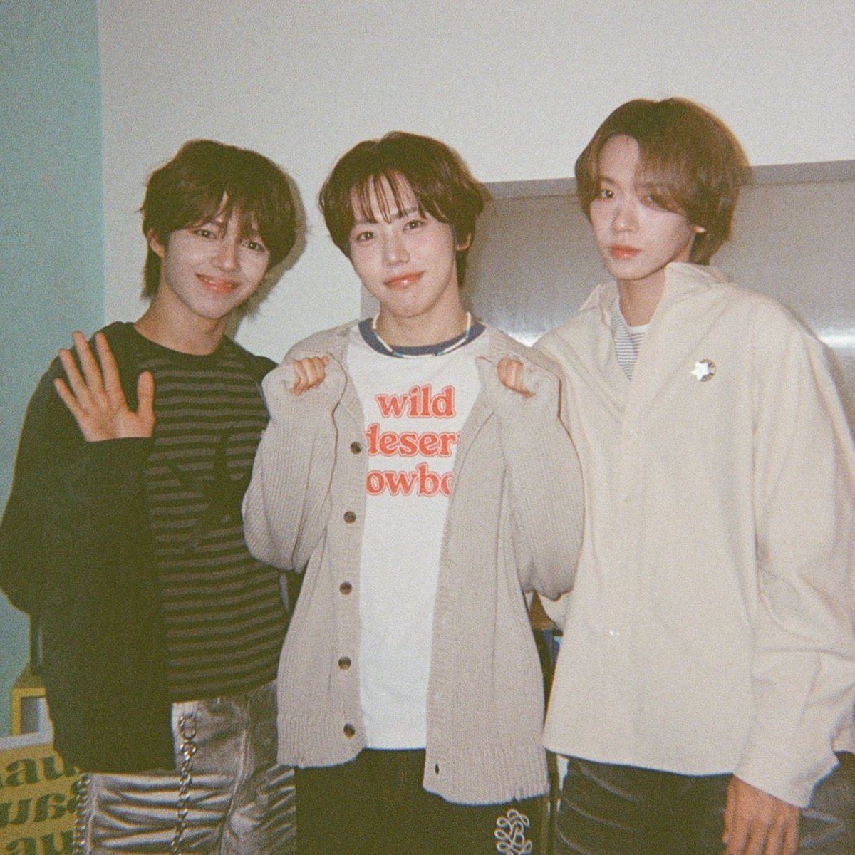 qiqifoha's tweet photo. ೯⠀⁺  ✏️⠀ 𖥻 fic prompt ⠀ᰋ 
#prettyz x jeongwoo au 
#aiwoo / #woowoongz / #seojay 

in which jeongwoo is a transfer student who’s caught the attention of prettyz, the hottest throuple on campus.. and they all have a bet on who can reel him in first. https://t.co/mbF9hJQg9a