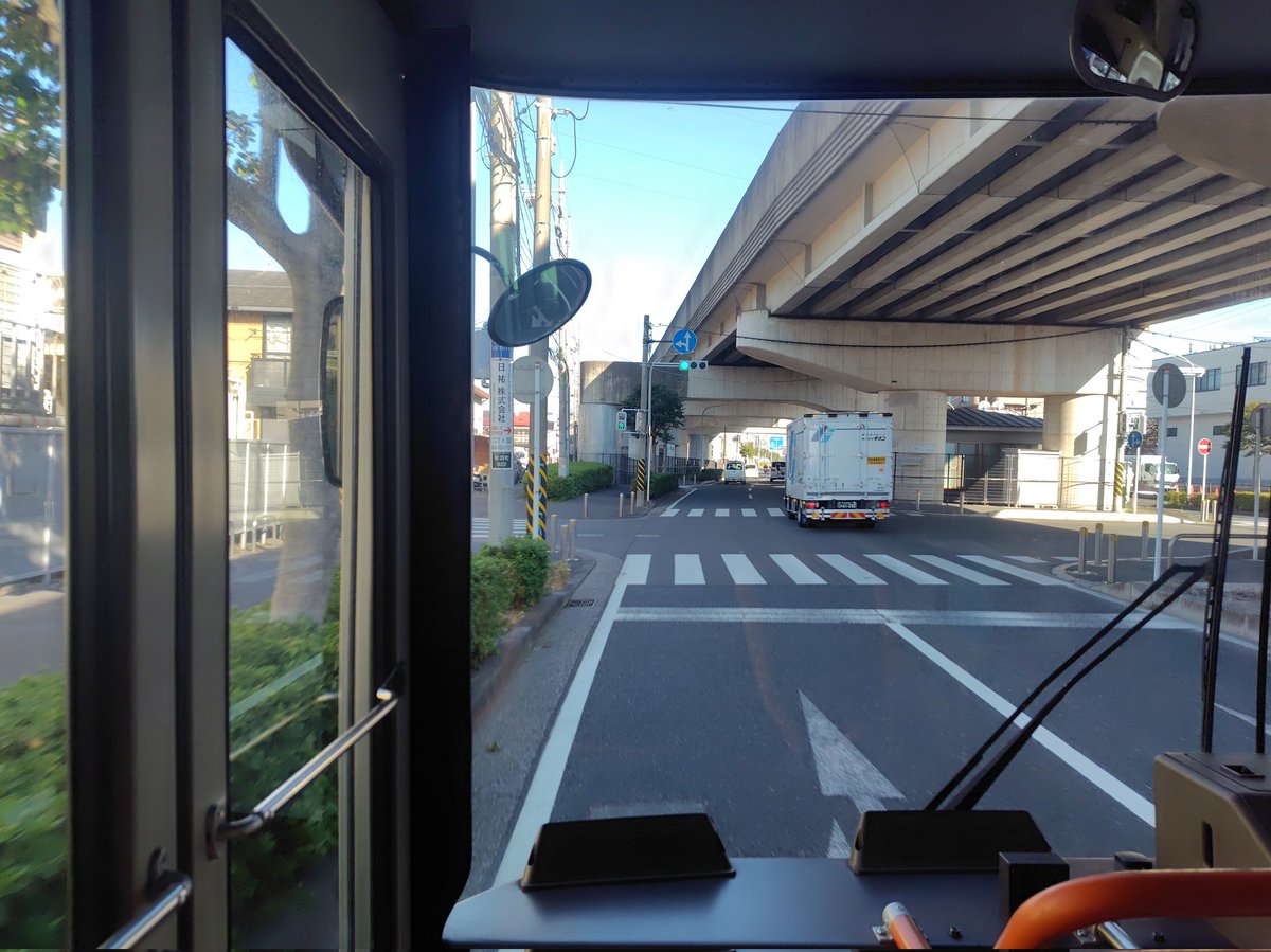 tabirail's tweet photo. ⭐️ 廃止決定・免許維持路線 ⭐️
【乗車記】東急バス 新横81系統
新横浜駅→北新横浜駅→新羽駅

平日に1往復のみ設定されている路線で、2026年の3月31日をもって廃止されます。
単独区間は烏山大橋から新羽駅までで、車両は新横溝口線の出入庫を兼ねて運行されている関係で、ワンロマ車が使用されます。 https://t.co/IDfjJwtume