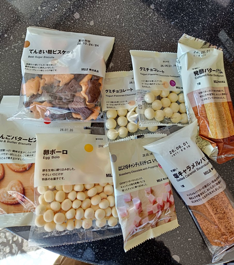 ParuPar35684174's tweet photo. アトレが10%オフ中なので
山で食べるおやつを買いました
7個あるのでしばらく楽しい😊
この中で好きなのは
パチパチはじけるキャンディの入ったチョコと
チョコをまとったグミです🥰 https://t.co/ti5EkquxGd