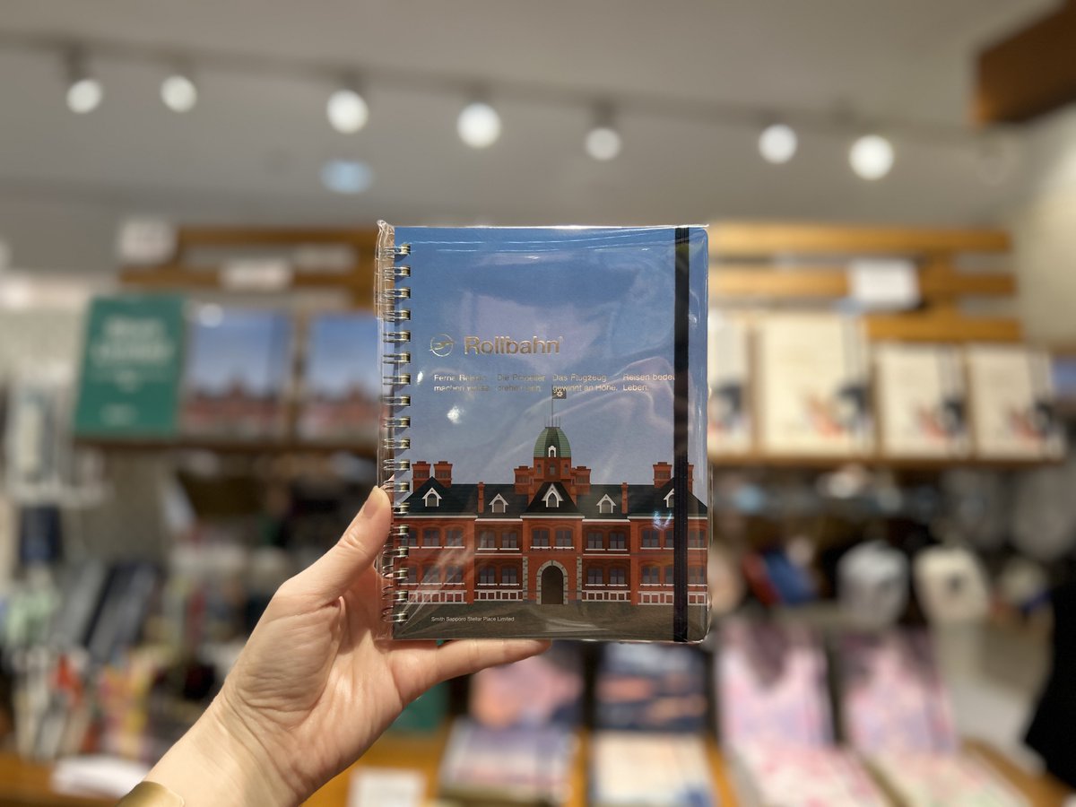 【スミス札幌ステラプレイス 限定品】
2021年4月に発売しご好評をいただいた北海道庁の赤れんが庁舎をモチーフにしたロルバーンが再入荷しました。
旅の記念やお土産にいかがでしょうか。ぜひ店頭でお手に取ってご覧ください。
#ロルバーン #rollbahn #お土産