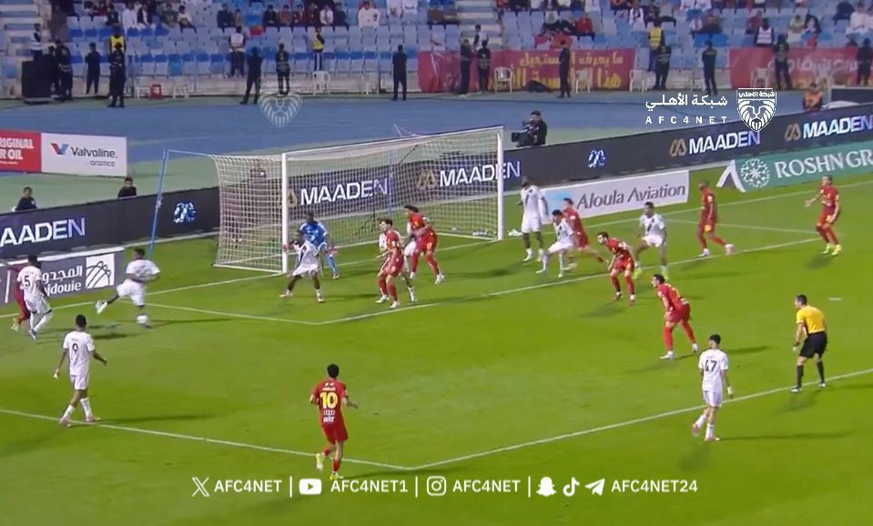 بعيداً عن كل الامور الي صارت ..

ابو الشامات حاولنا ندعمه لكن هو بيده قرر انه يحرق كرته فيما تبقى من الموسم ويكرهه الجمهور فيه 

اللاعب المتخاذل والي كل همه مصلحة نفسه والاستعراض على حساب مصلحة الفريق هذا للاسف انه مايواكب المرحلة الي جالس يعيشها الاهلي 

ولنا باللقطتين المعيبه