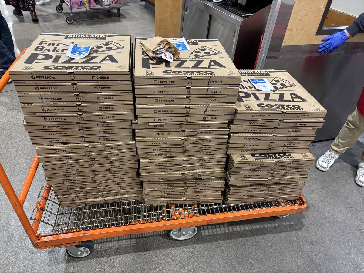 pcarMD's tweet photo. @PediAnesthesia trainee social at the Museum of Illusions starts in 30 minutes! 🍕50 Costco pizzas + a room full of passionate people talking peds anesthesia and why we love what we do!  #PedsAnes26 #Mentorship @ASALifeline @FutureAnesRes