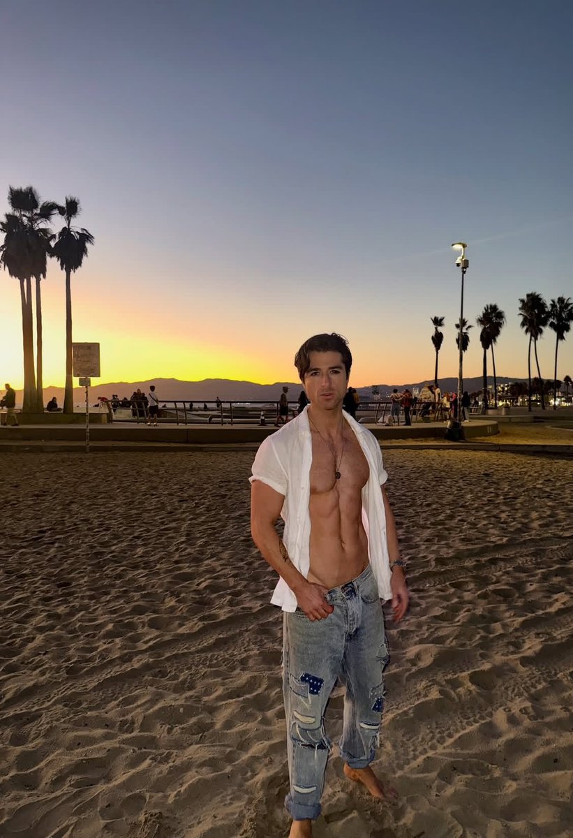 DonutDaddy11's tweet photo. Chasing that golden hour glow on Venice Beach 🌅✨ Shirt off, worries gone, just me and the sunset. LA nights hit different.

#SunsetVibes #GoldenHour #VeniceBeach #BeachLife #LA #Sunset #OceanVibes #CaliLiving #Shirtless https://t.co/OnV5L41wwq