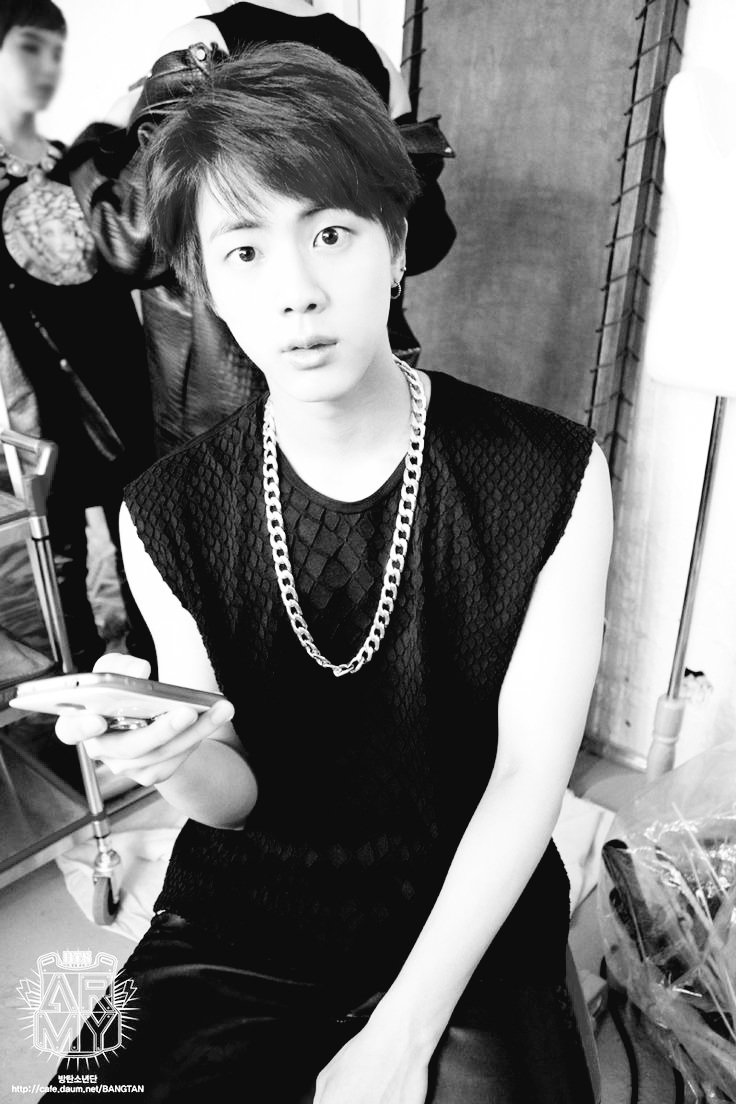 CHAVESSQD's tweet photo. Qual é a cor do cabelo do jin? https://t.co/s70PFNTLMn
