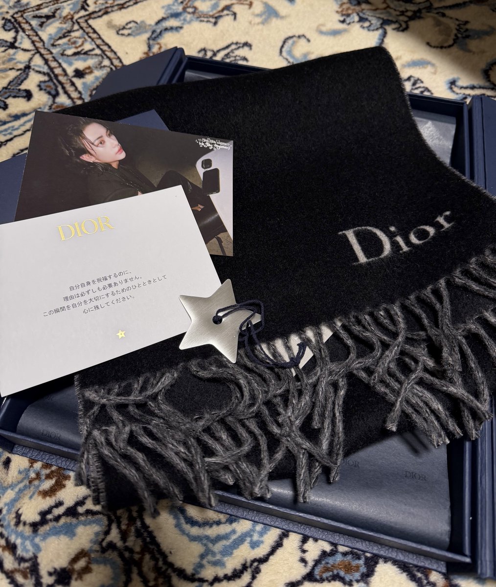 ヒョンジン着用のDIORマフラー届いた?柔らかくて軽くて大きさも 