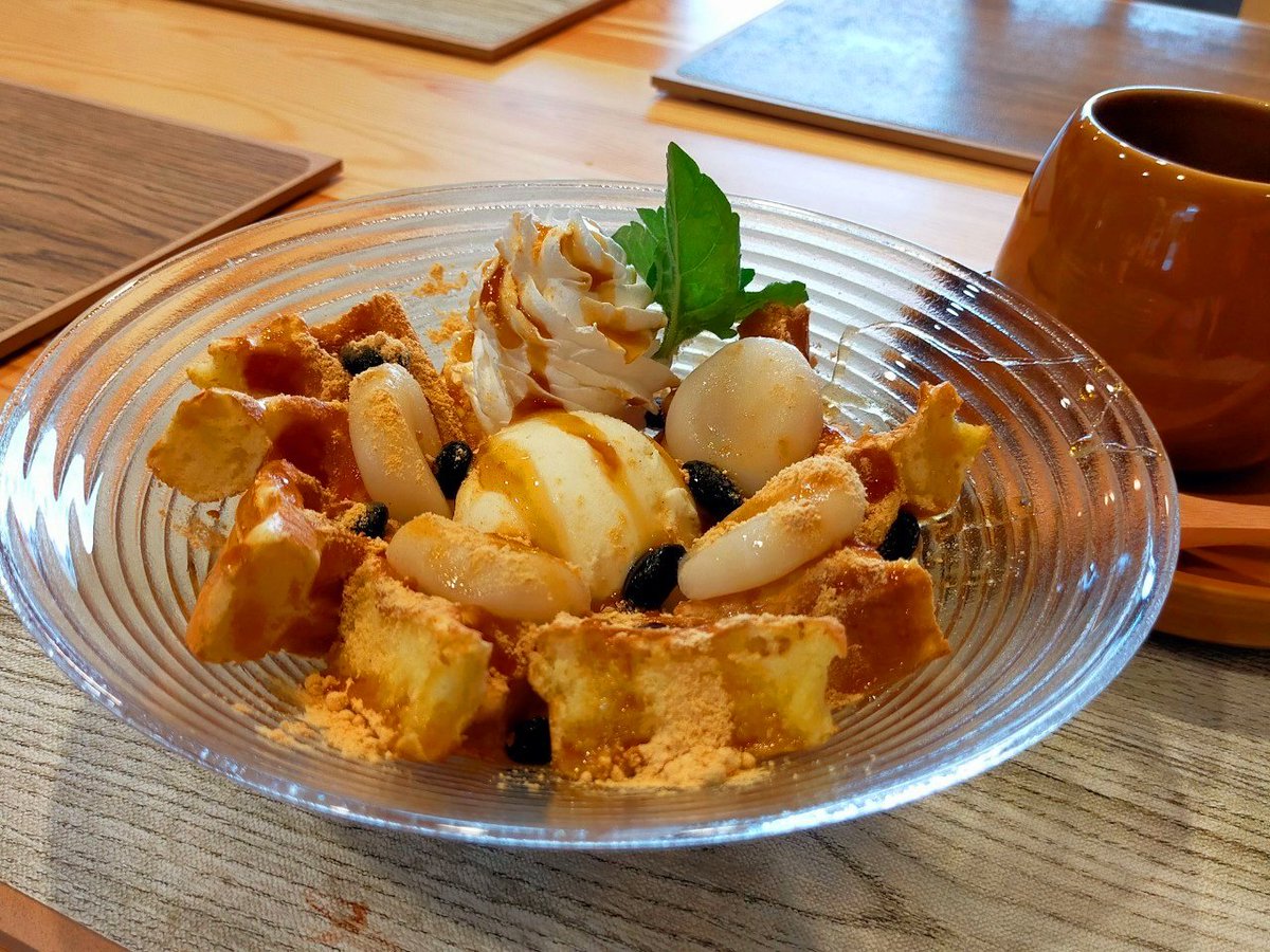 NTanacafe's tweet photo. 暖かいすごしやすい週末になりそうです！エヌタナカフェでは和風のワッフルが人気です。3種の豆あんこと白玉の和っふる🧇です！暖かい緑茶やほうじ茶、ラテといかがですか？お待ちしております。
#エヌタナカフェ　#ワッフル　#おひとりさま　#おふたりさま　#名古屋市緑区鳴子北 https://t.co/btLJFJNTMM