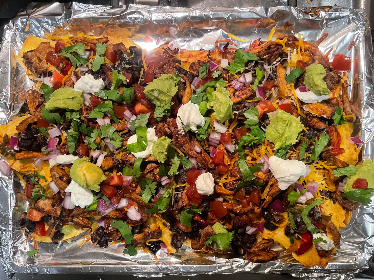 IDKHELPLMAO's tweet image. Loaded nachos w/beans, mushrooms &amp;amp; fajitas😮‍💨 #plantbased #vegetarian