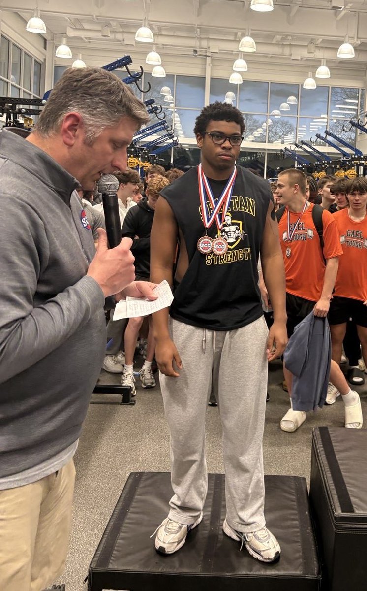 nigelsmith2028's tweet photo. 🔥1,000 pound club 🔥✅💪🏾

 Great lift today at the University of New Haven. Grateful to get work in at an elite facility @UNewHavenFB 

 made great connections 

@coachgfrench @CoachDaniels06 
@Coach_Pow @CoachManes1 
@Coach_MacNeil @GeronCox @CoachKearns12 @MrEllis_DPS https://t.co/hA9btmqlFJ