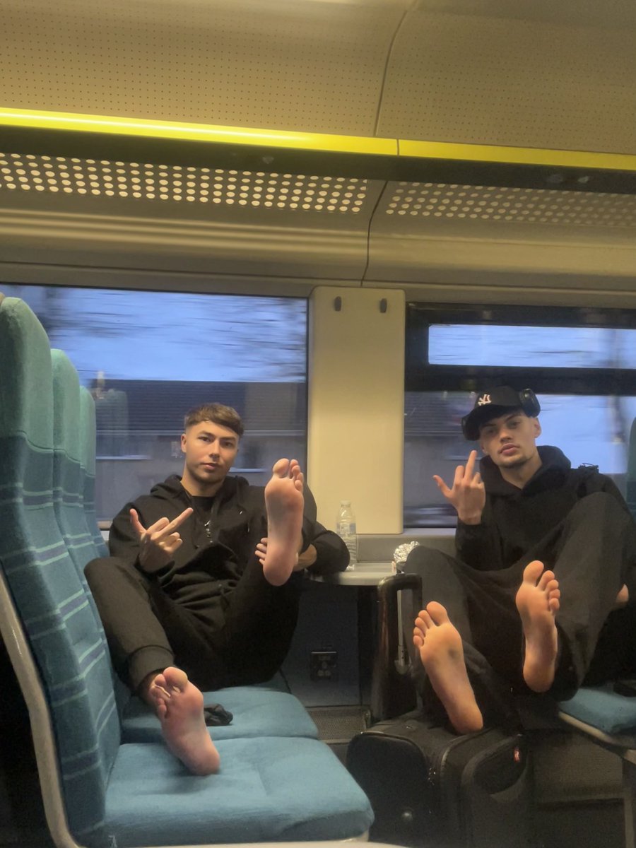 MaleFeetSoxSneax tweet media