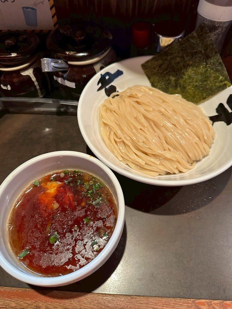 【麺処韋駄天】
3月14日(土)の営業
11:30〜14:30（ラストオーダー
18:00〜22:00（ラストオーダー21:45
……

つけ麺 自家製ラー油
1030円

つけ麺の食券＋現金100円

ちゅるちゅる太麺＋豚骨ベースの濃い味つけだれ。

自家製ラー油の辛さで、食欲倍増🌶️🔥

自家製マー油もあります🍜