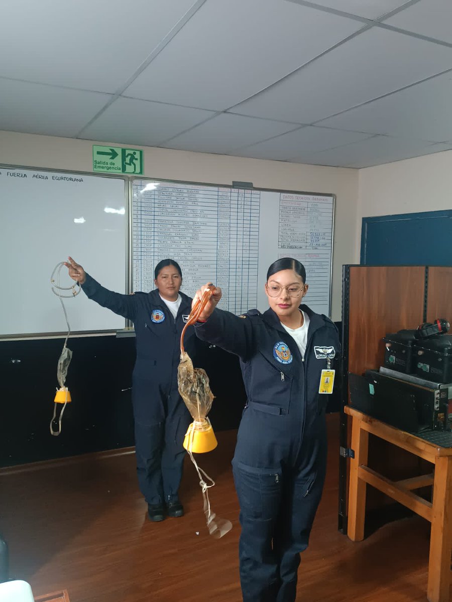 FuerzaAereaEc's tweet photo. La Fuerza Aérea Ecuatoriana a través del Ala de Transportes Nro. 11, desarrolla los cursos de Auxiliar de Vuelo, Supervisor de Vuelo y TOV (Técnico de Operaciones de Vuelo) en el equipo Boeing 737-200 y 737-500, dirigidos al personal de aerotécnicos que fortalecerá sus competencias para las operaciones en estos equipos.

Durante esta formación, los participantes perfeccionan conocimientos en seguridad operacional dentro de cabina, planificación de vuelo, análisis meteorológico, cálculo de peso y balance, distribución de carga y gestión de combustible, capacidades esenciales para el desarrollo seguro y eficiente de cada misión aérea.

Con preparación constante, el aviador militar reafirma su compromiso con la excelencia operativa y la seguridad de las operaciones aéreas en beneficio del país.